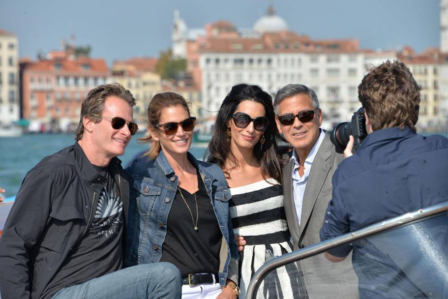 E a Venezia arrivano anche i primi super ospiti: qui la top model e attrice Cindy Crawford e il marito Rande Gerber, in posa con George Clooney e la fidanzata Amal. (foto Ansa)